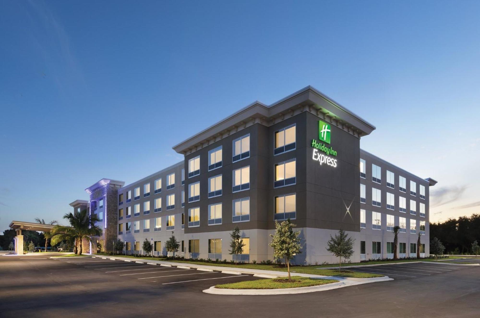 Holiday Inn Express Cape Canaveral By Ihg Exterior photo